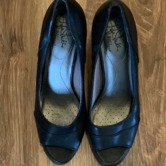 Black heeled shoes - Picture 2 of 2